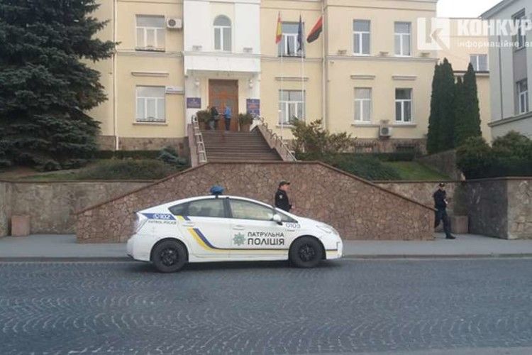 На сходах перед міськрадою Луцька чоловік облився бензином і тримаючи в руках сірники вимагав покликати до нього Зеленського (фото)