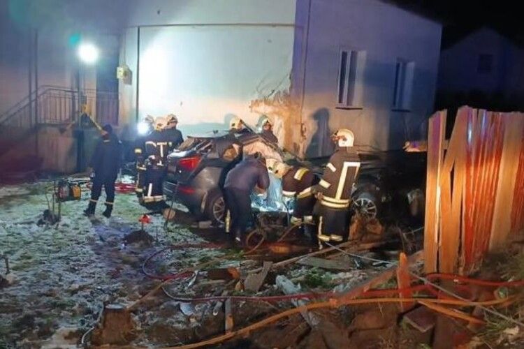 Під Львовом автівка вилетіла з дороги та влетіла у стіну: четверо людей загинули (Відео)