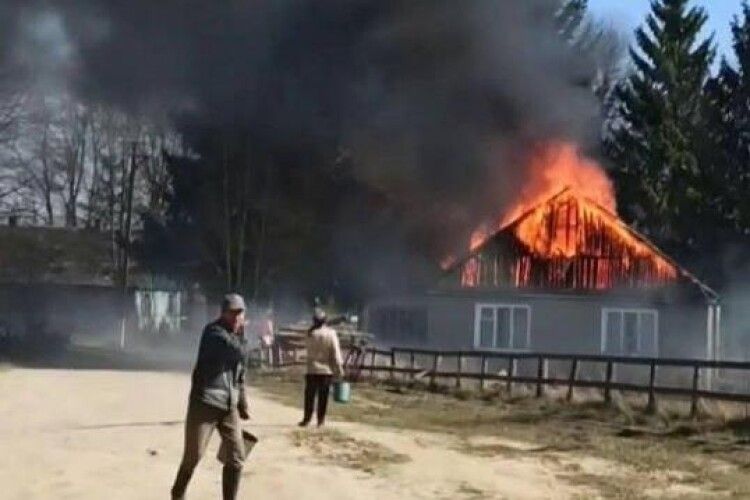 Недоумки знову підпалили суху траву – згоріла разом із сільрадою