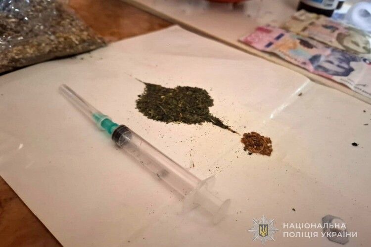 Спадковий наркобізнес: у Луцьку викрили групу збувачів небезпечних психотропів