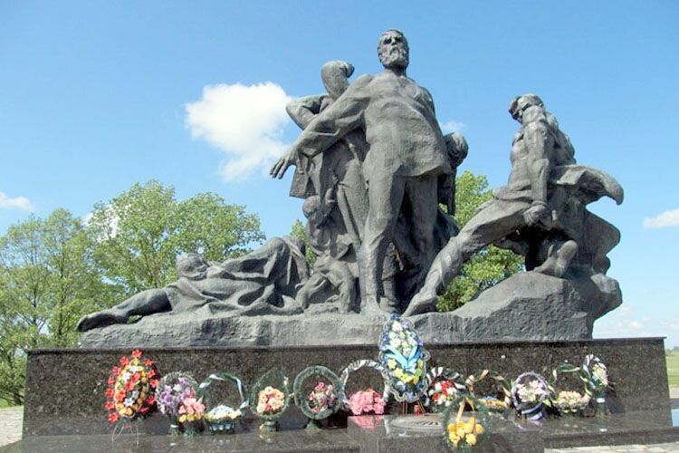 Величний пам’ятник жертвам Кортеліської трагедії привезли із Києва спеціальним поїздом, а на відкриття прибув сам Щербицький