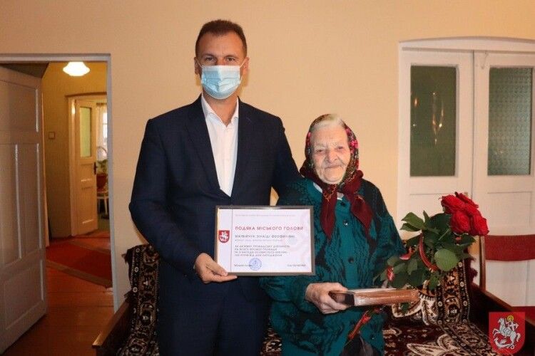Волинянка у сто років читає без окулярів і ділиться секретом довголіття