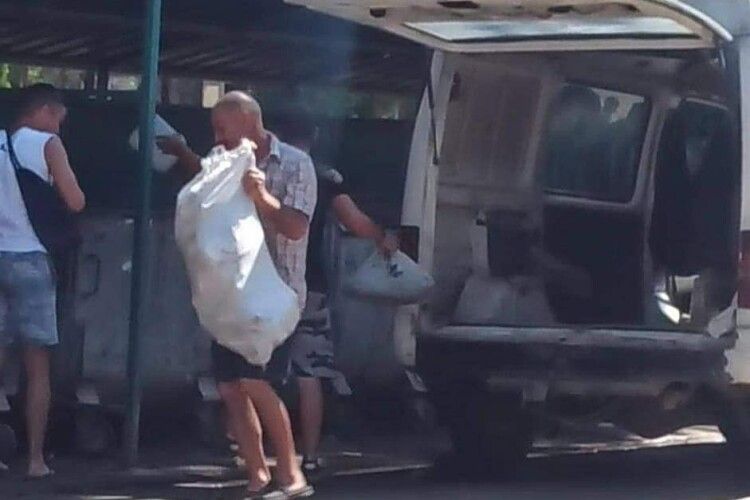 Луцькі муніципали застукали на гарячому чоловіка, який викидав будівельне сміття у не той смітник (Фото)