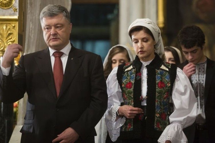 Пані Порошенко відвідувала богослужіння у незвичайному костюмі