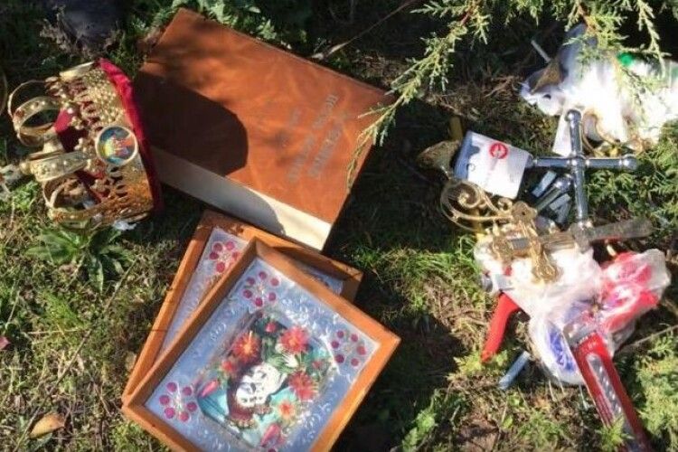 Порубані сокирою ікони, пошматовані коругви, розпитий кагор