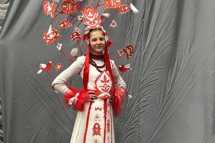 Юна волинянка виготовила найкращий костюм із... паперу (Фото)