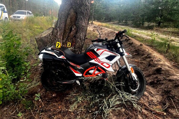 На Рівненщині школярка отримала переломи ніг, катаючись на мотоциклі