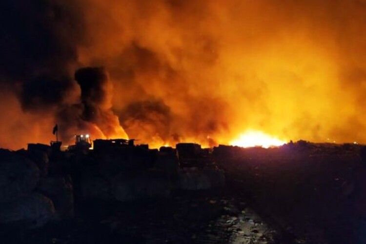 На Полтавщині масштабну пожежу на сміттєзвалищі намагаються загасити фекаліями
