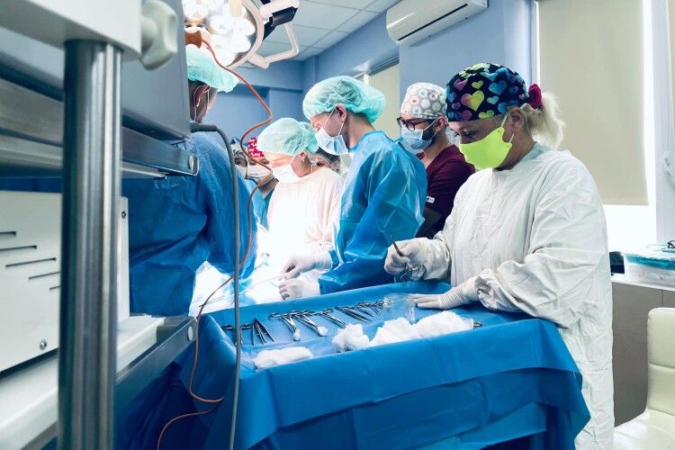 Львівські хірурги прооперували немовля, яке народилося із пухлиною вагою кілограм