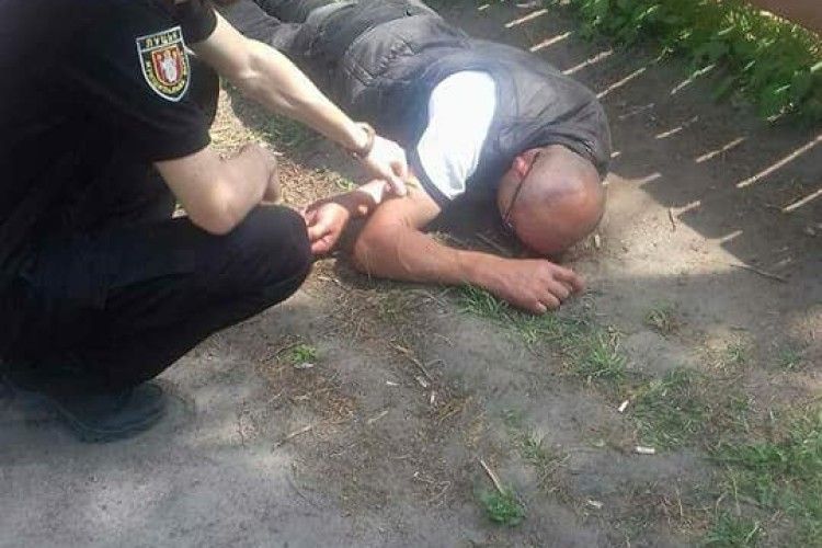 У парку Лесі Українки чолов’яга посеред білого дня голосно хропів під лавкою