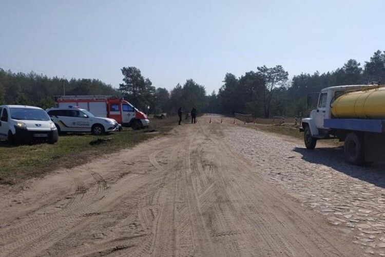 Поліція та бійці ДСНС заблокували усі виїзди із села Тинне, в якому виявили дев’ятьох інфікованих COVID-19 