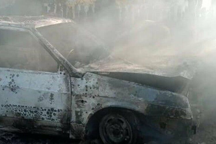 Поблизу Рівного горів автомобіль