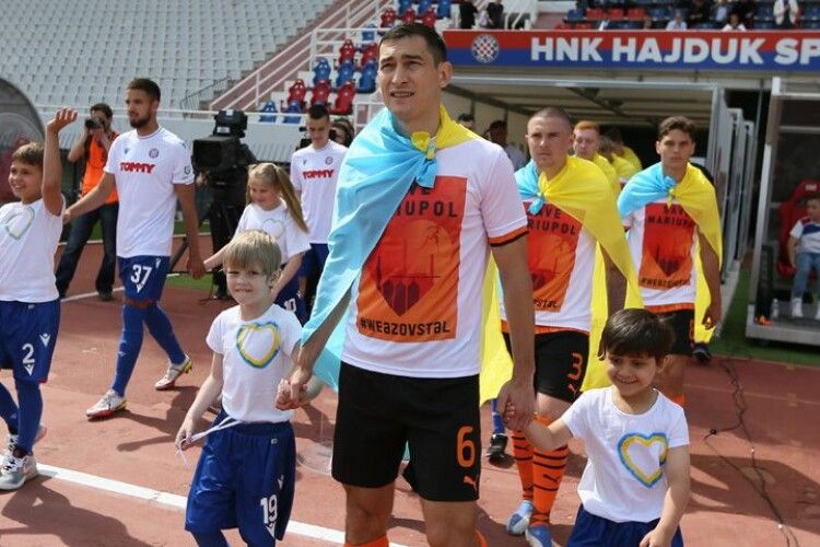 Гравці «Шахтаря» вийшли на матч з «Хайдуком» у футболках «Ми – «Азовсталь»