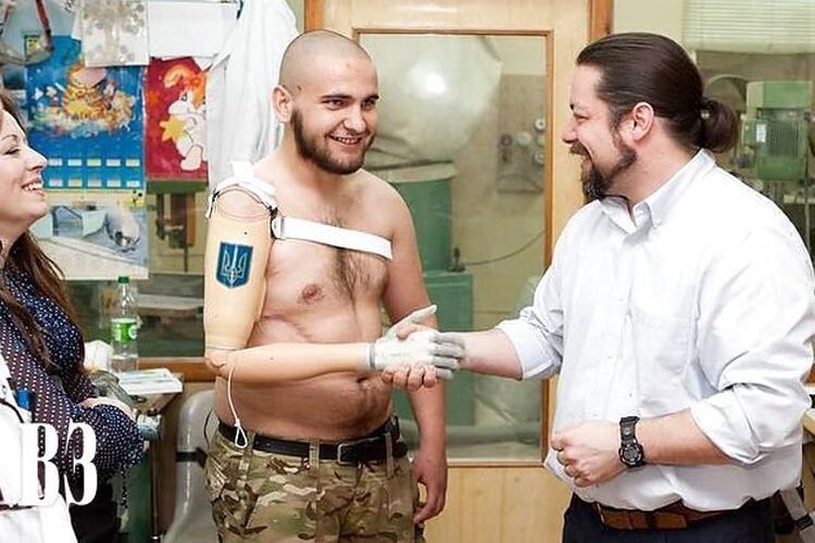 У 2014 році Василю Пелишу окупанти відрубали руку  за тату «Слава Україні!»
