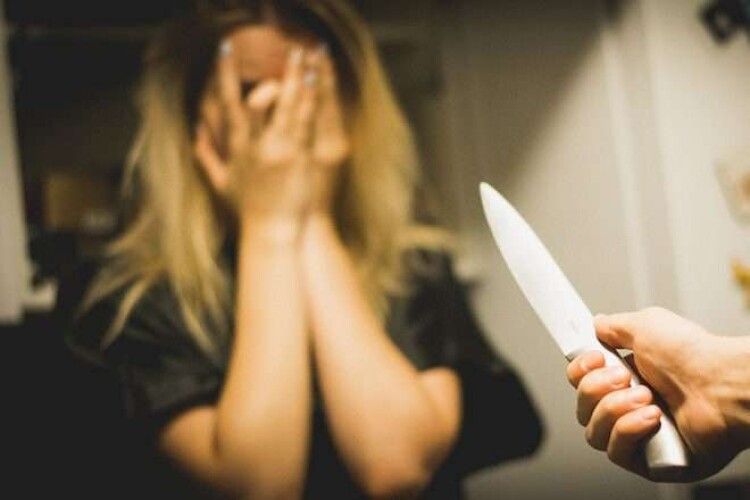 Різав ножем обличчя: в столиці затримали чоловіка, який спотворив співмешканку
