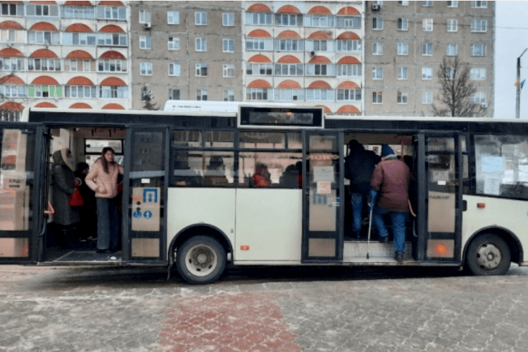 У місті на Рівненщині школярі їздять маршрутками безплатно