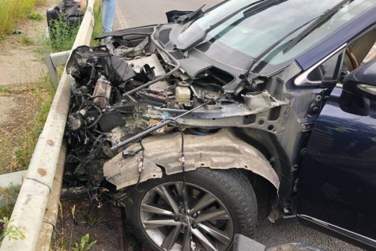 На Рівненщині – серйозна ДТП: під час повороту водійка влетіла в Mercedes