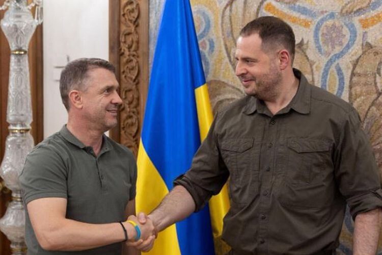 Шевченко не звільняє Реброва, бо той… кум Єрмака?