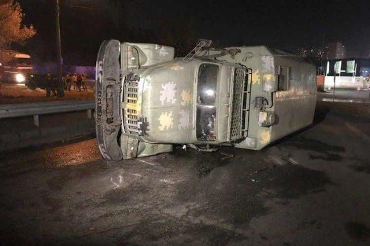 У Києві перевернулася вантажівка з військовими