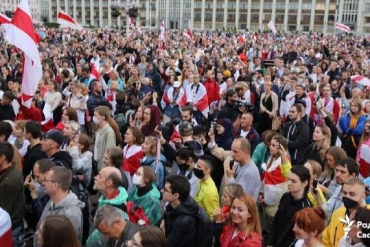 Тисячі людей вийшли на площу Незалежності у Мінську