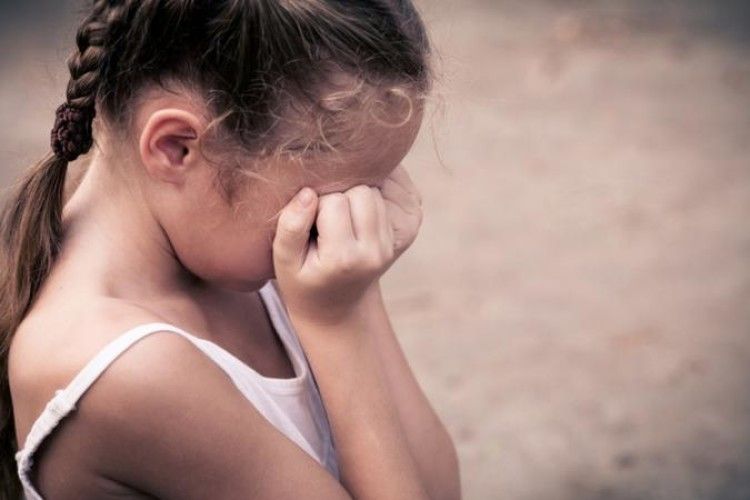 Недоумок ґвалтував трирічну доньку своєї співмешканки