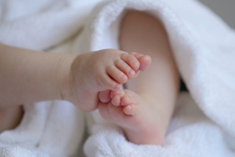 Народився малюк з чотирма руками та ногами: люди вважають його божеством (Фото 18+)