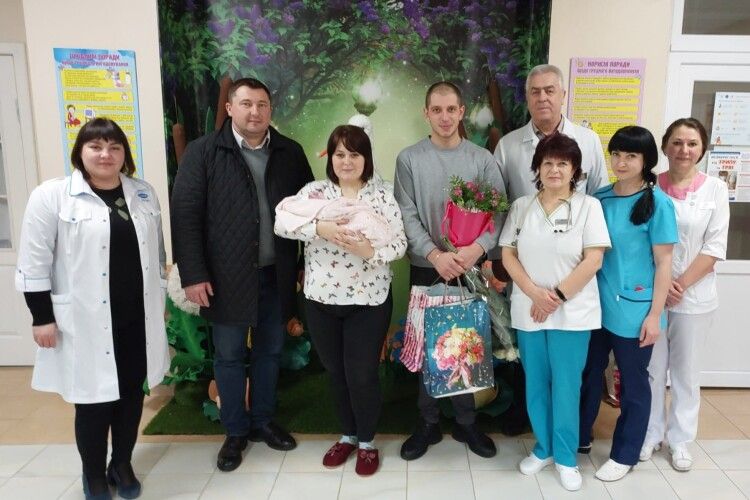 На Волині міський голова привітав у пологовому перше народжене цьогоріч немовля і маму
