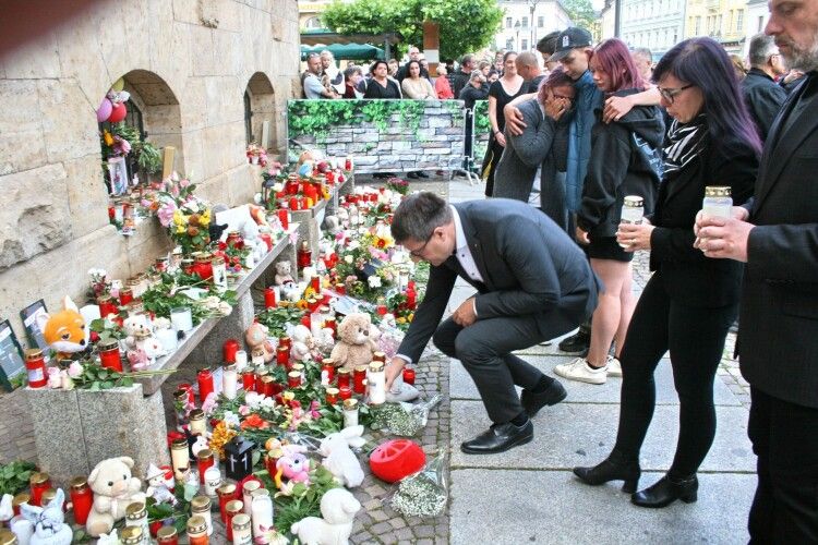 Попрощатися з дівчинкою з України, яку вбили у Німеччині, прийшли тисячі людей