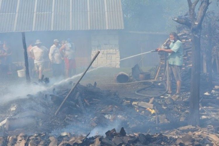 Під час гасіння пожежі рятувальник отруївся чадним газом