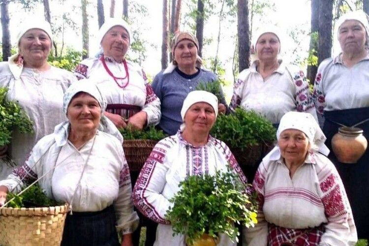 Ягідні пісні і молитви: у волинських селах зберігають обряди збирання у лісі чорниць