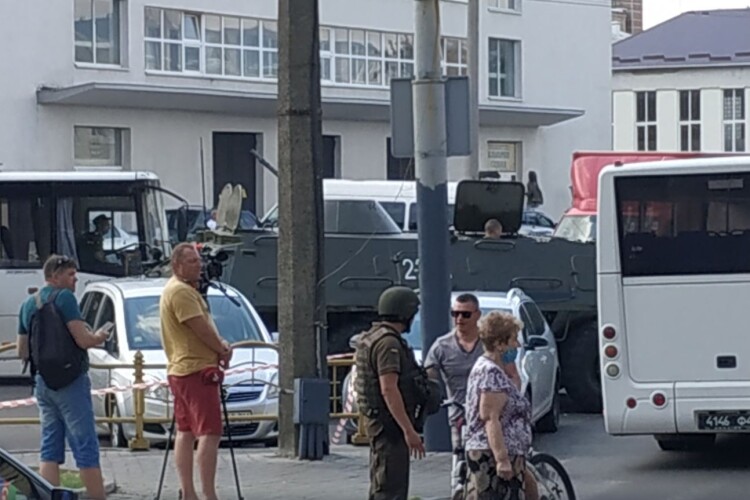 Захоплення заручників: у центрі Луцька – військові, в автобусі з терористом – 20 людей (Фото)