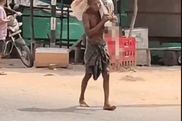 Як доказ: в Індії чоловік викопав із могили тіло сестри і приніс до банку 