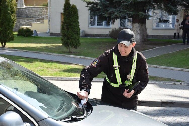 У центрі Луцька за 5 годин виписали 215 штрафів за порушення правил паркування