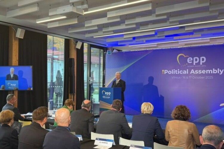 Порошенко на асамблеї ЄНП: маємо виграти у війні з росією, у війні проти популізму і у війні за демократію