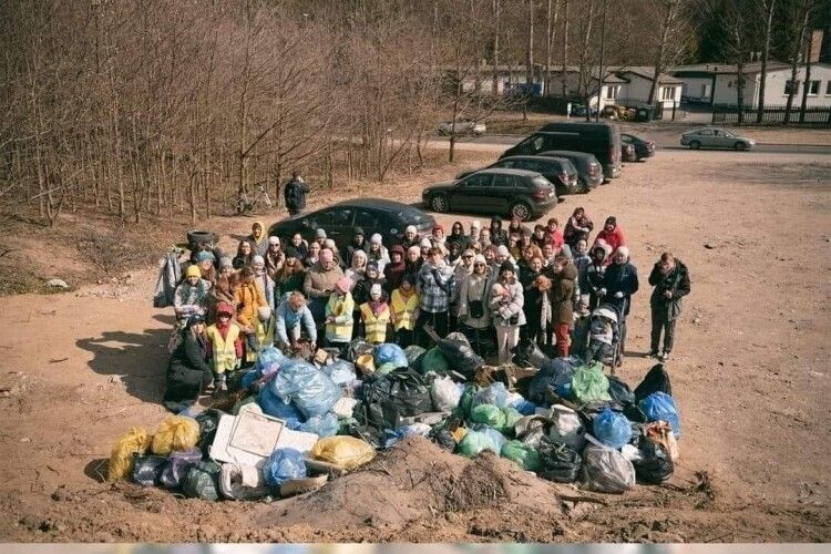 Українські біженці прибрали парк у Польщі на знак подяки
