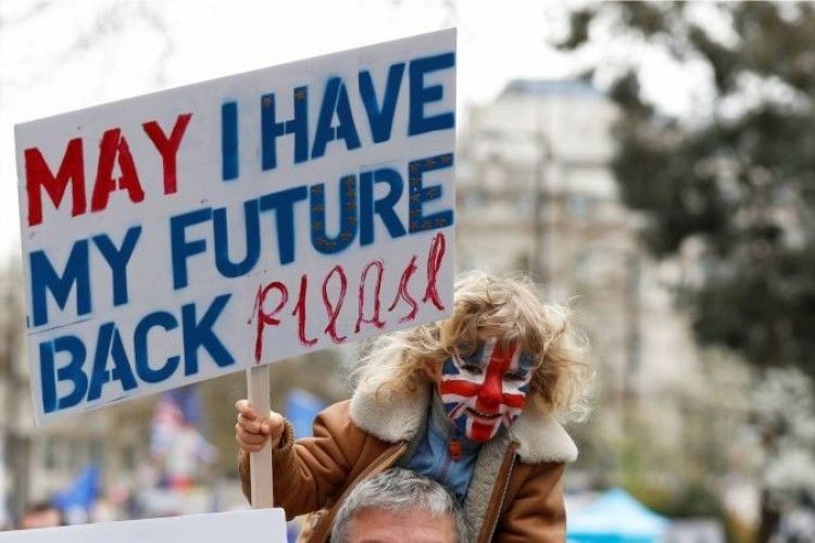 Десятки тисяч британців вийшли на вулиці Лондона з вимогою провести новий референдум щодо Brexit