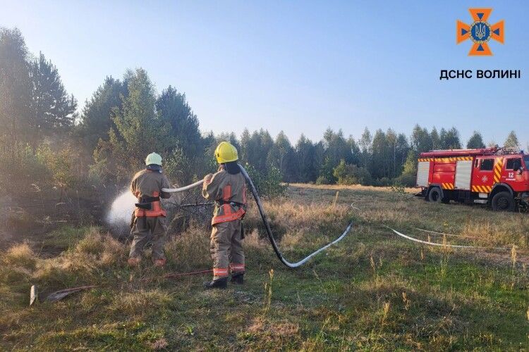 На Волині продовжують боротьбу із пожежами на відкритих територіях