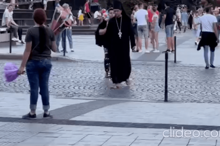 З хрестом і кадилом: блогер у рясі зняв провокативне відео у центрі Львова (18+)