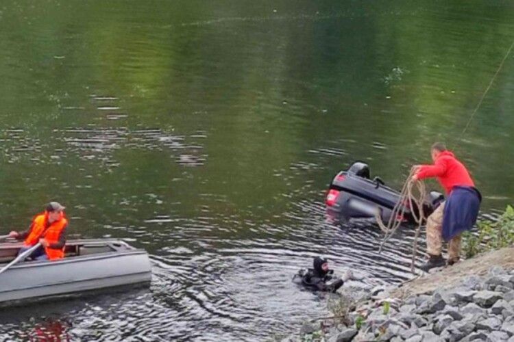Авто повільно їхало до річки: з’явилися подробиці загадкової загибелі трьох чоловіків (Відео)
