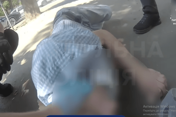 У Луцьку в чоловіка посеред вулиці стався напад епілепсії (Відео)