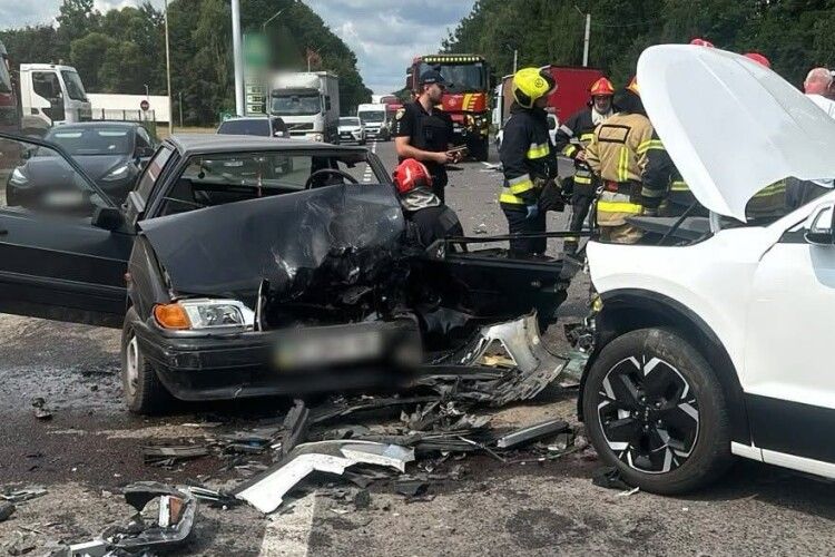 Неподалік Львова фура волинянина потрапила у потрійну автотрощу