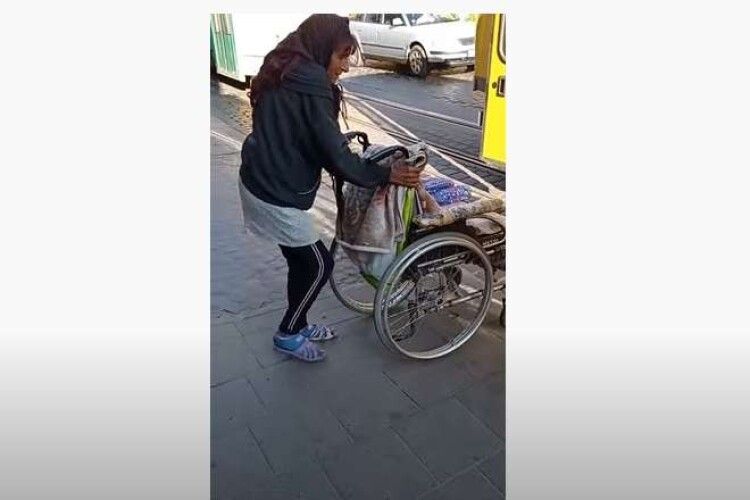 Видурювала гроші: показали «дивовижне зцілення» жебрачки, яка не могла ходити (Відео)