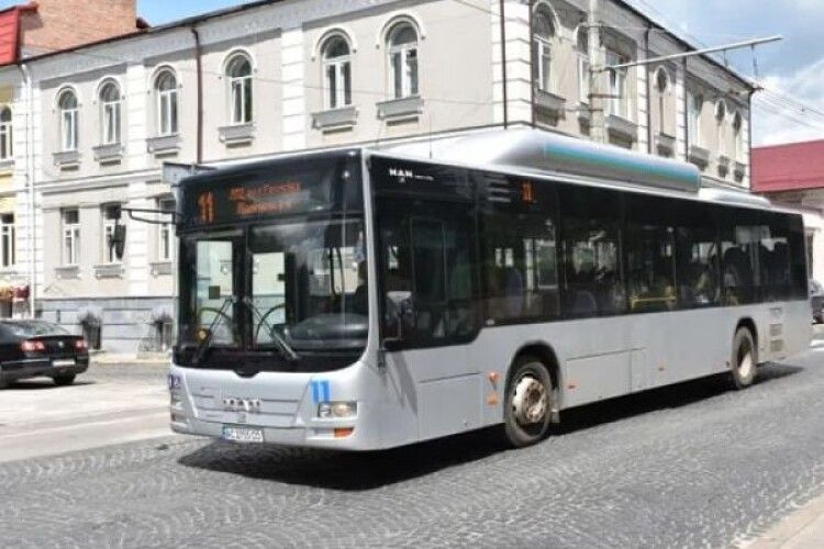 Недотримання графіка та відсутність автобусів: у Луцьку з перевізником припинили співпрацю