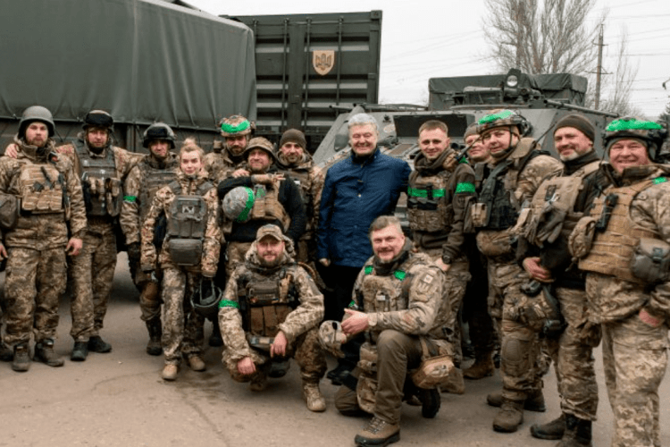 Порошенко на Донбасі пояснив значення оборони Бахмута для підготовки контрнаступу