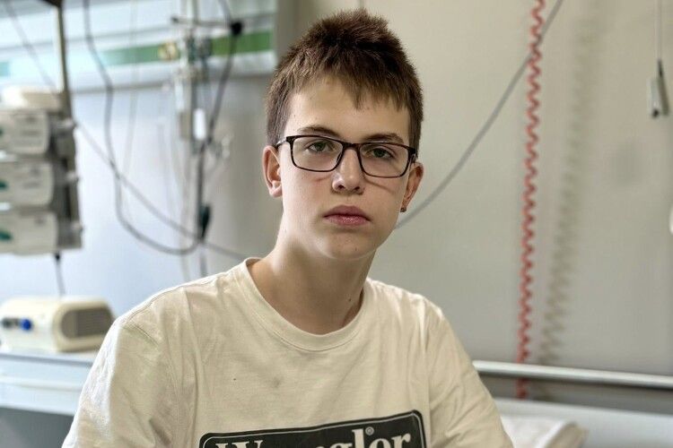 Медики «Охматдиту» боролися за легені підлітка, який постраждав від російської атаки