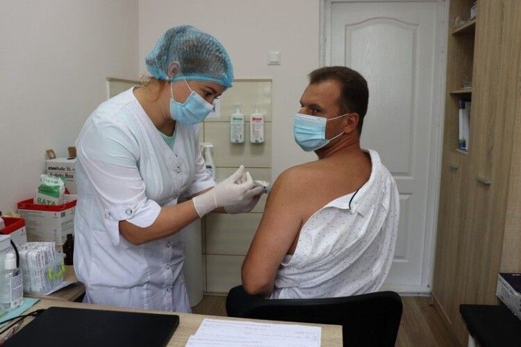 Хоч і перехворів: мер волинського міста щепився від COVID-19