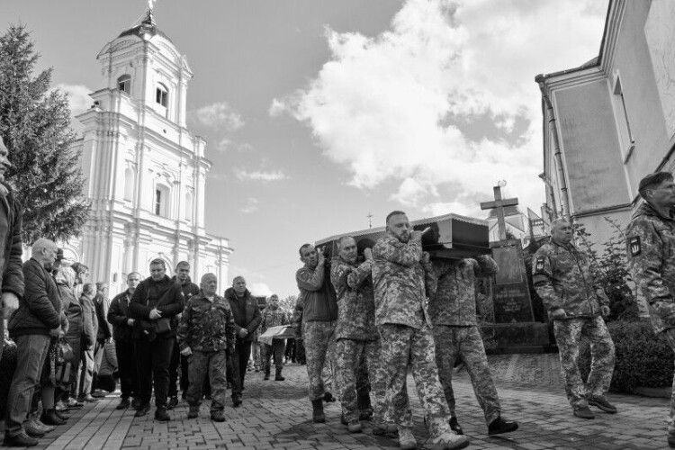 У Луцьку під звуки дзвонів і солдатської сурми попрощалися із двома полеглими Героями (Фото)