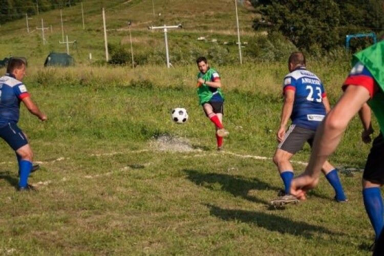 На Закарпатті вперше зіграли матч з карпатського футболу - на гірському схилі