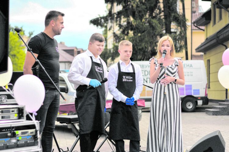 Щоб підтримати «сонячну» кав’ярню у Луцьку, влаштували святкове шоу