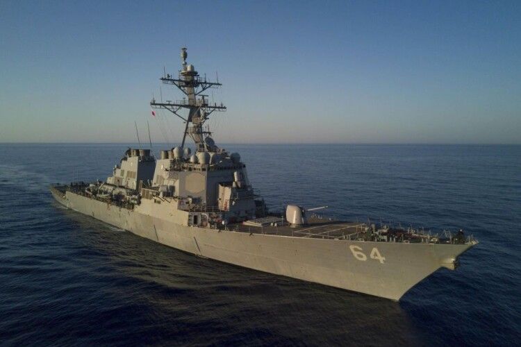 У Червоному морі атакували есмінець США та торгові судна